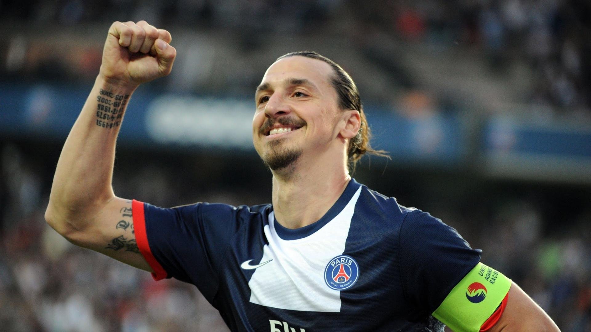 体育新闻中心比赛氛围还原，体育赛事新闻稿标题